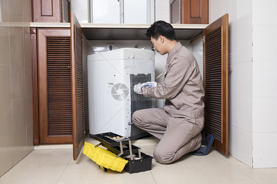 守護家庭潔凈 工人家電維修中的洗衣機專業維護